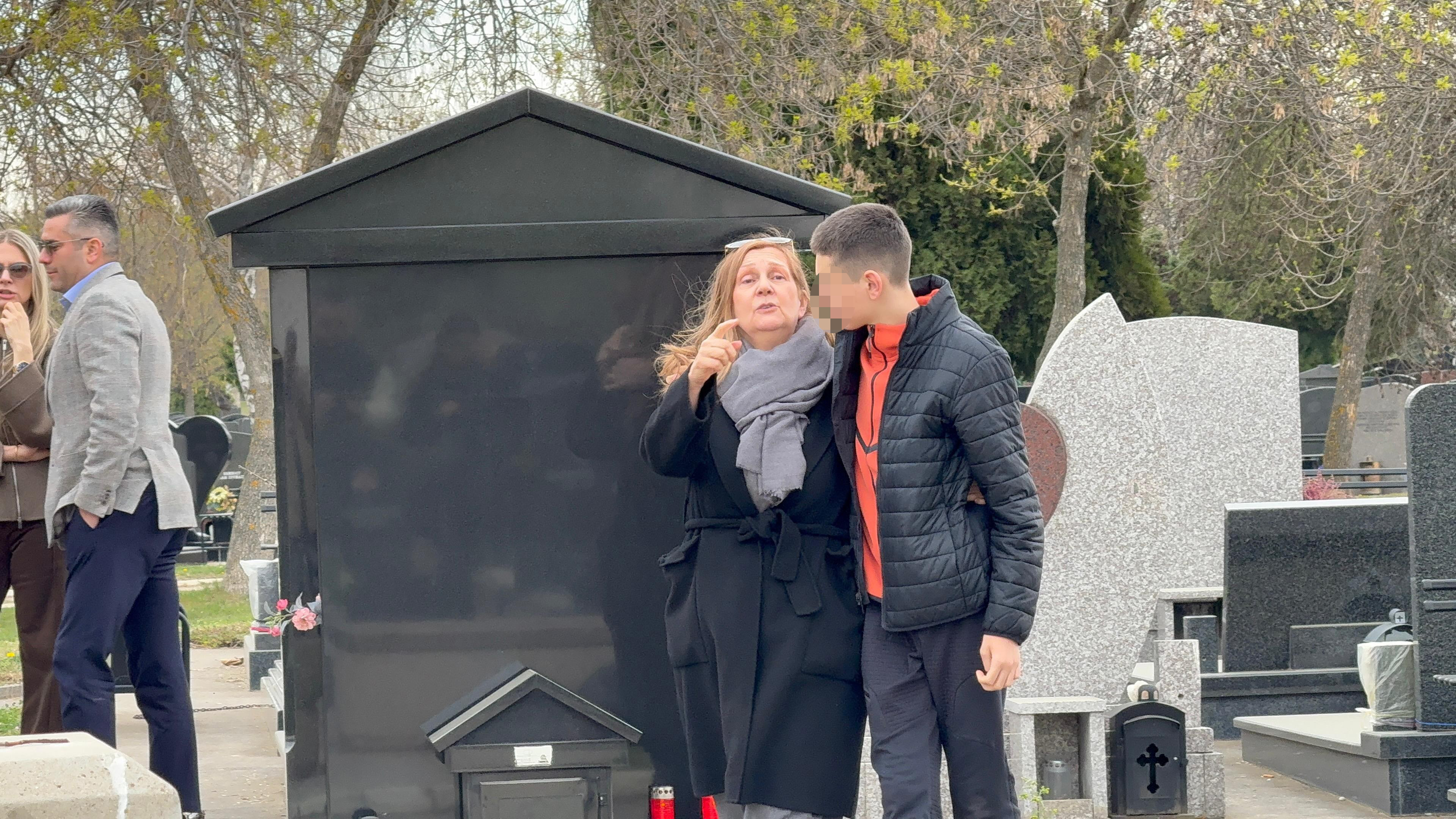 Majka Marinka Madžgalja poljubila spomenik, pa se okrenula i u suzama izgovorila: "Ovo je moj unuk, moj ponos"