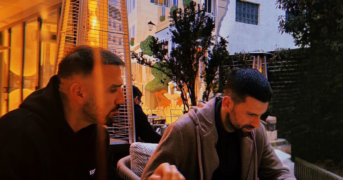 Novak Đoković se vratio u Beograd: Sedeo za sto s blizancima, jedan počeo karijeru u Zvezdi, drugi u Partizanu