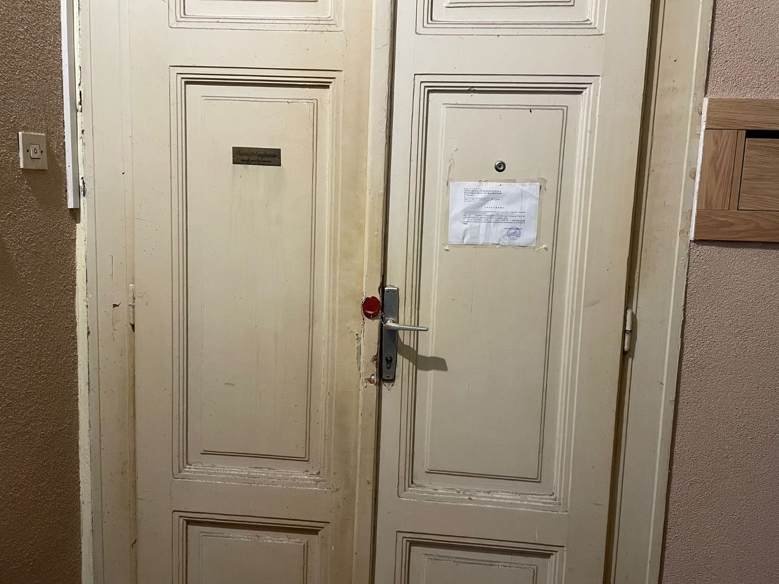 Završen uviđaj na Dorćolu, forenzičari izneli telo preminulog muškarca: Policija zapečatila stan