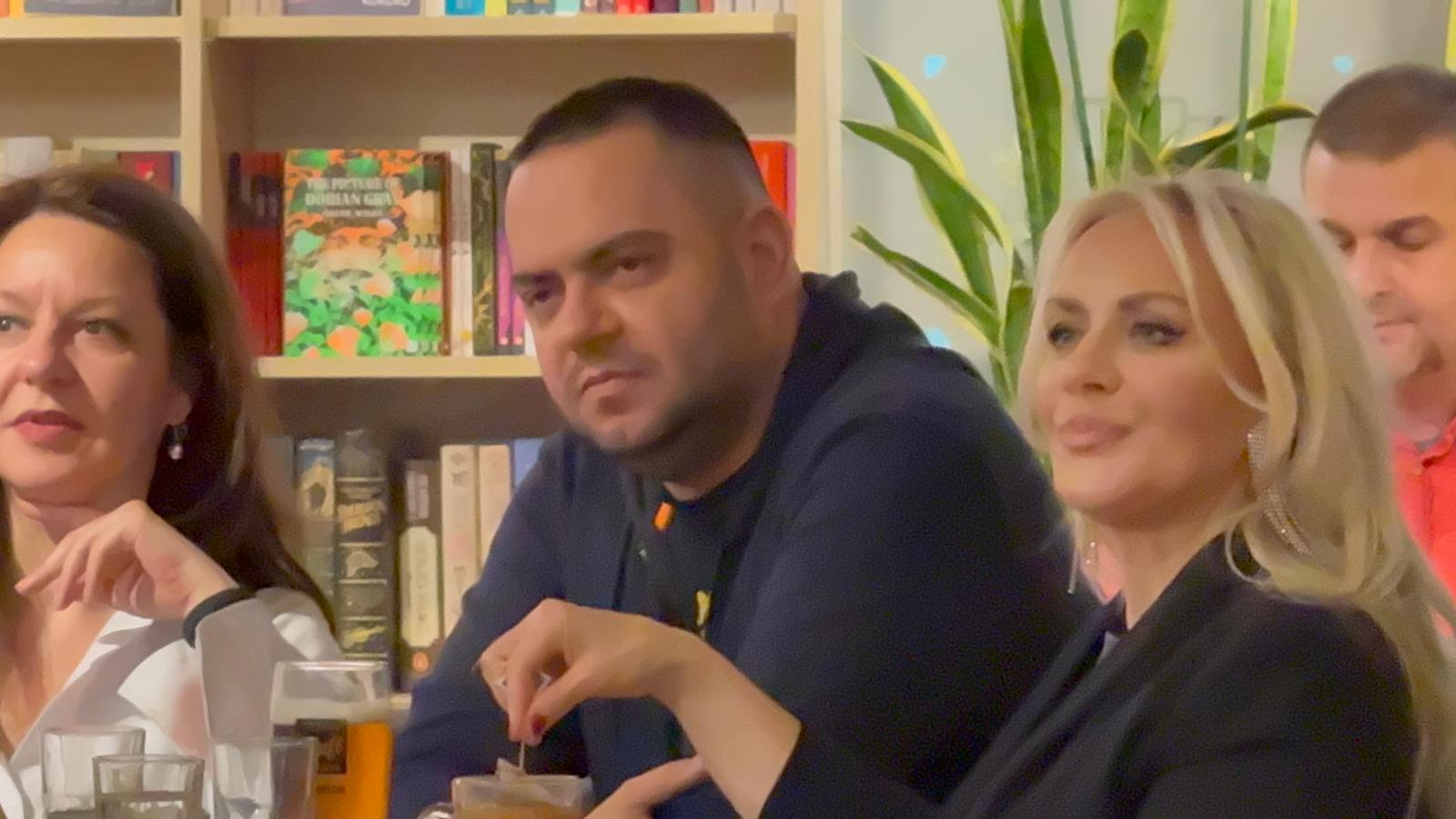 Suprug Sajsi MC uz nju na promociji: Muzičar se retko pojavljuje u javnosti, njihova priča intrigira sve