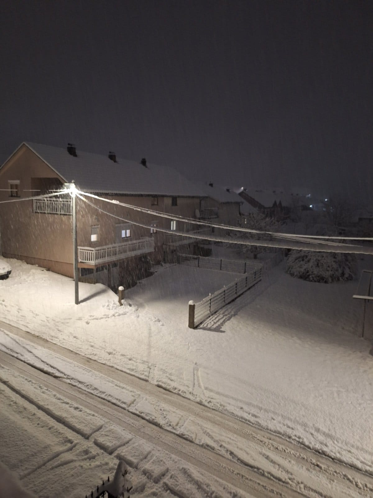 Sneg nemilosrdno pada po Nevesinju: Prizori zimske idile usred proleća