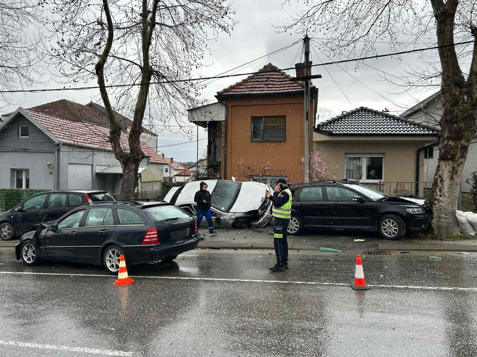 CRNI KRAGUJEVAC: Mladić (29) poginuo u jezivom sudaru tri vozila, automobili smrskani do neprepoznatljivosti