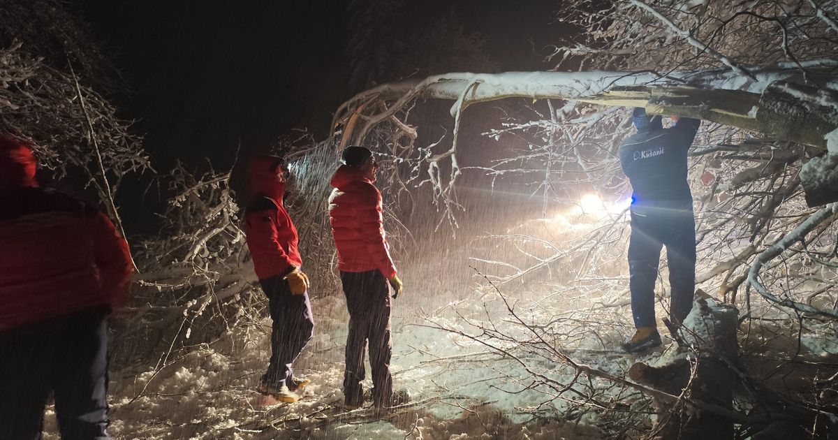 Porodica sa detetom satima bila zaglavljena u snegu kod Plitvica