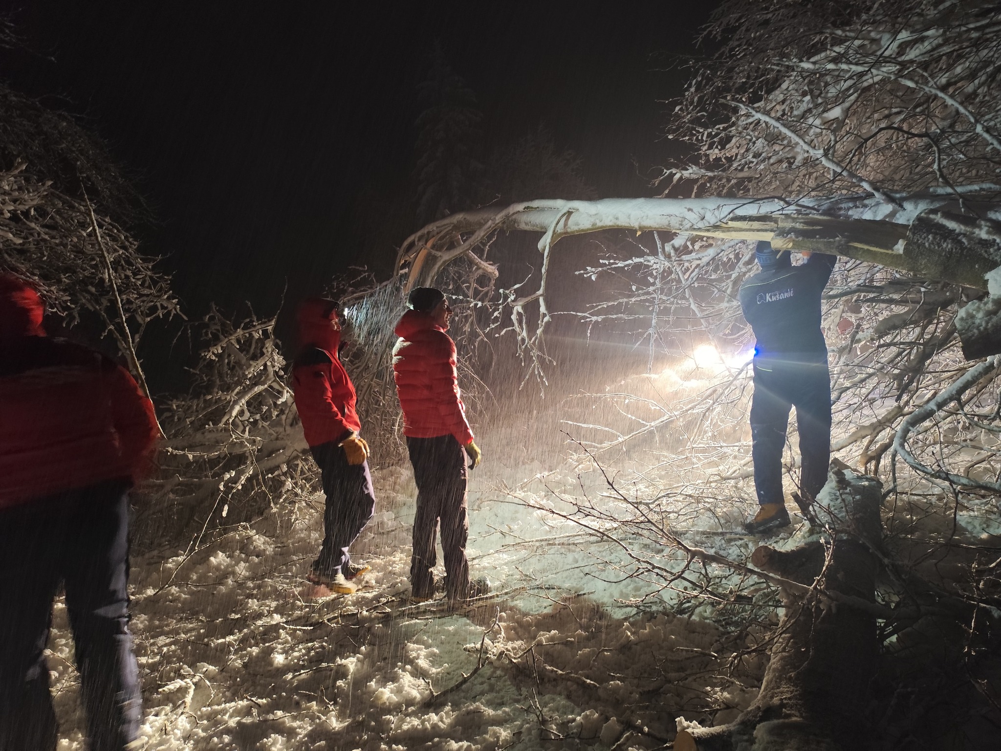 Porodica s četvoro dece ostala zarobljena u snegu kod Like: Ostali i bez goriva, usledila munjevita akcija