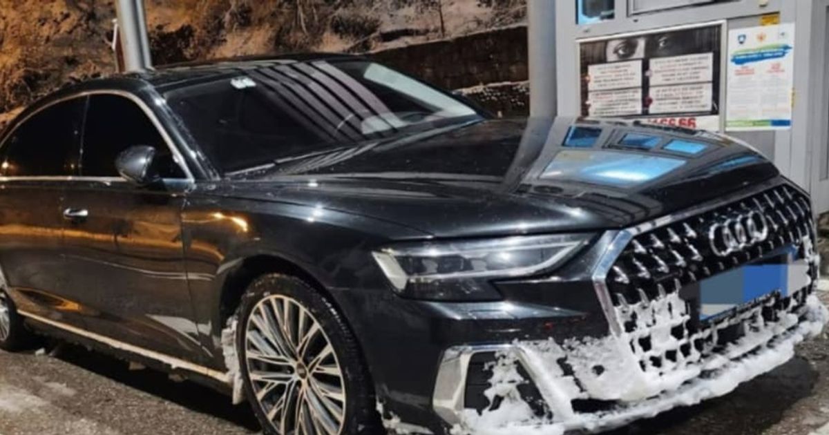 Skupoceni Audi, u vlasništvu konzulata, stigao do Crne Gore, vozač odmah uhapšen: Pogledajte šta je u gepeku