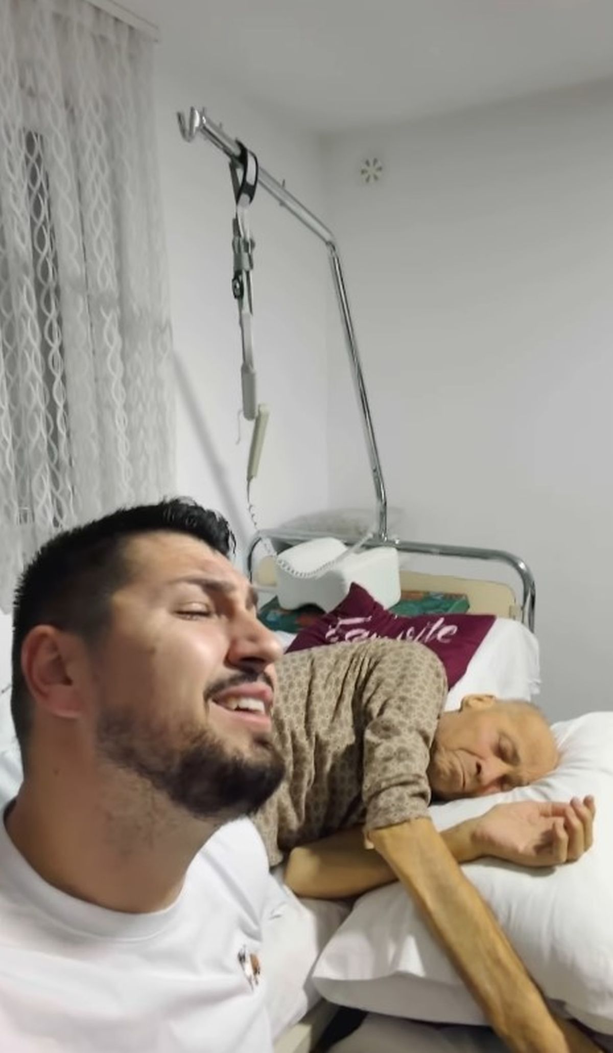 Pevao ocu u poslednjim minutima života, sad objavio tužan snimak: "Pevao sam ti sa suzama u očima"