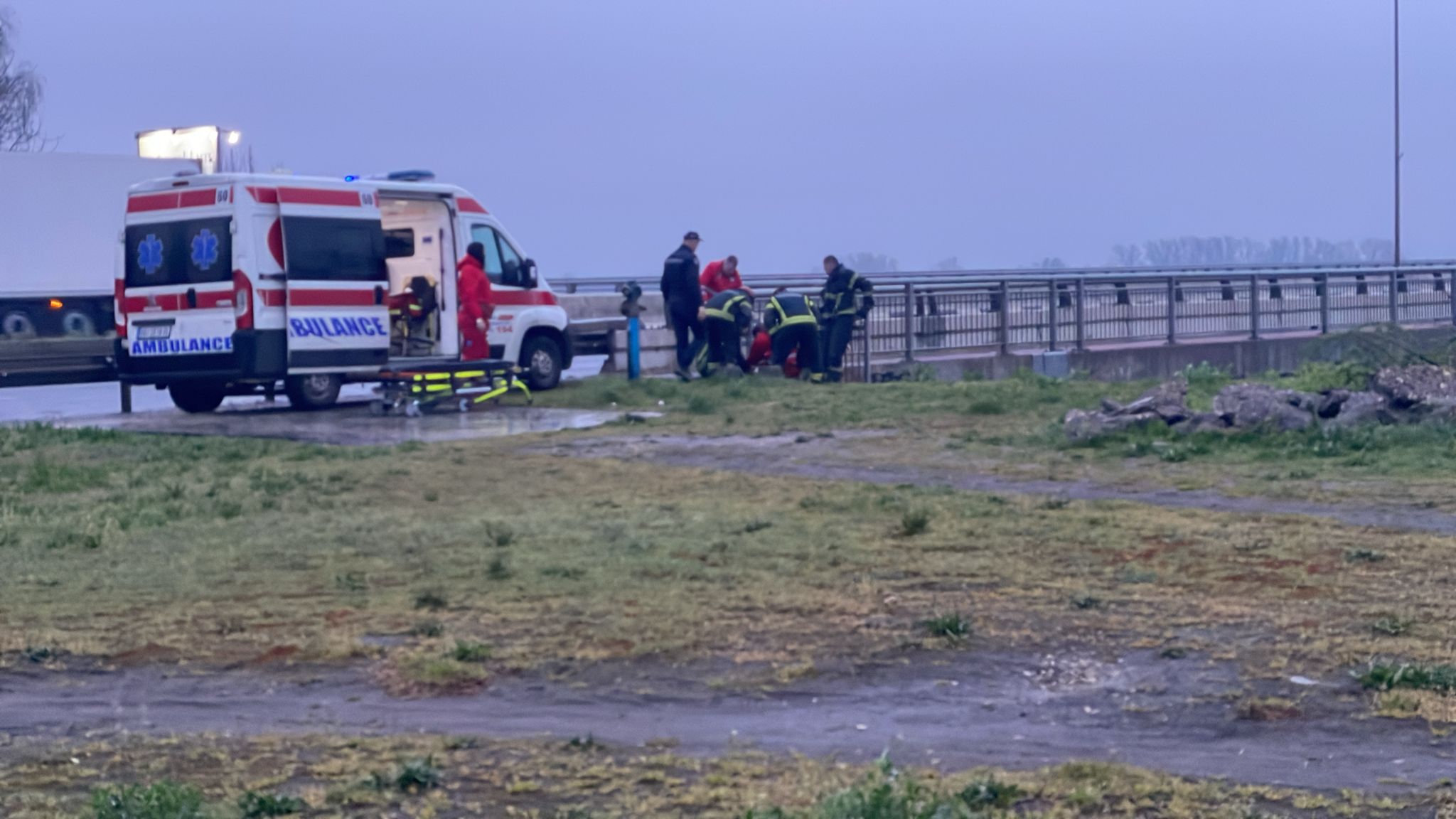 Prve slike sa mesta nesreće na Pupinovom mostu: Vatrogasci uspešno izvukli muškarca!