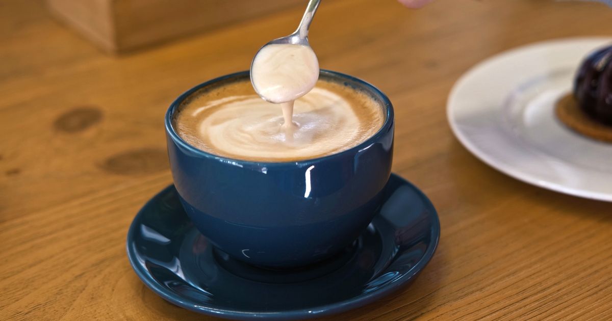 Grkinje u kafu dodaju jedan sastojak: Potpuno menja ukus, a topi masnoće i čuva srce