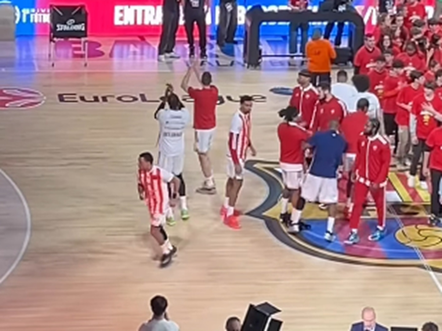 Košarkaši Zvezde konačno obukli dresove u Barseloni, neverovatna situacija za crveno-bele