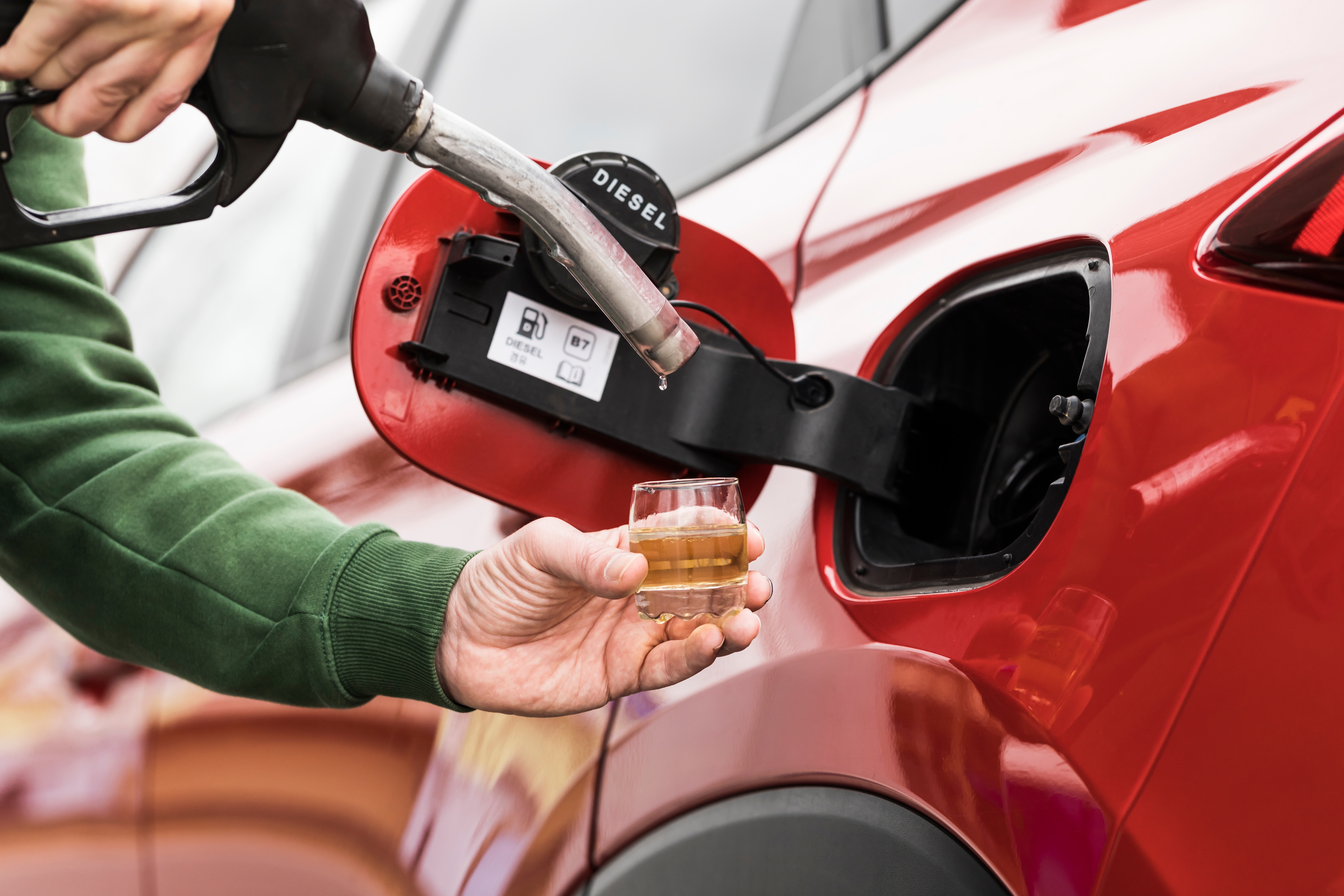 Gašenje reklama, zatvaranje škola, ograničeno korišćenje klime… Na koje se načine države nose s naftnom krizom