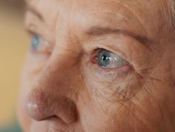 Starija zena,  tuzna zena