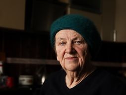 Starija zena,  tuzna zena