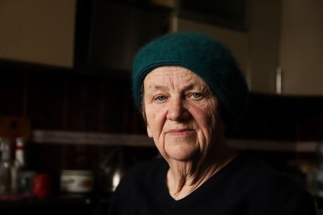 Starija zena,  tuzna zena