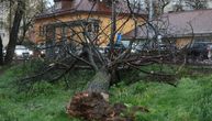 Toalet pao na ogradu, znakovi leteli po ulici, sirene odjekuju gradom: Snimci snažnog nevremena u Zagrebu