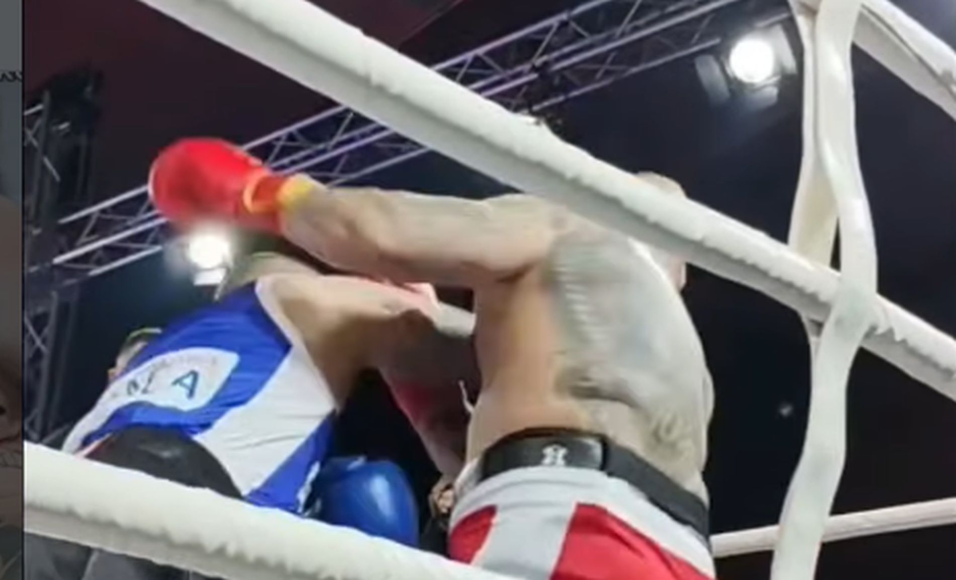 Ovako je Vaso Bakočević brutalno nokautirao Vuka Moba: Reperu vadili jezik usred ringa...