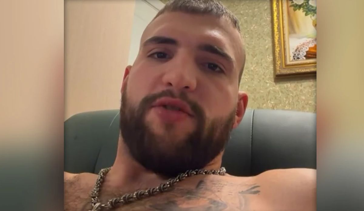 Bez majice zavaljen u fotelji, tetovaže u prvi plan: Veljko se oglasio iz Rusije, ženama nije dobro od kadrova