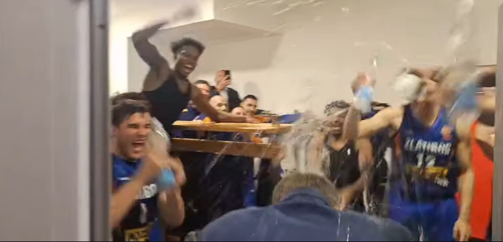 Zlatibor je šampion! Pogledajte ludo slavlje iz svlačionice, Strajin Nedović "nadrljao" od strane košarkaša