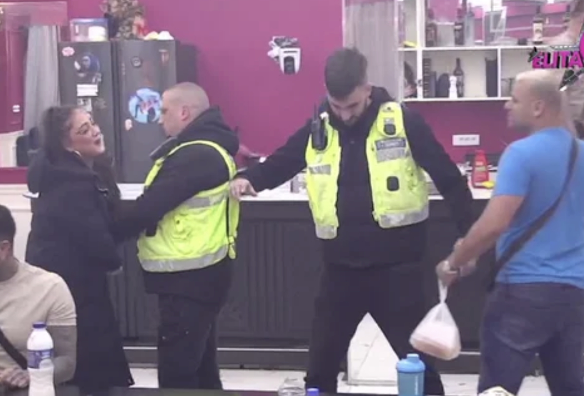 Karambol u Eliti, nezapamćene scene - obezbeđenje nije moglo da ih savlada! Pljunula ga, pa je izveli iz kuće