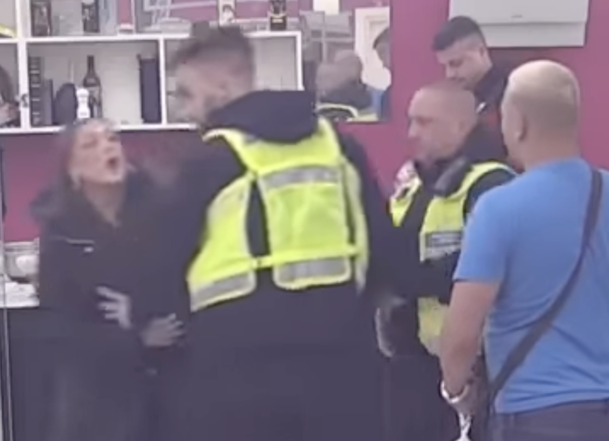 Karambol u Eliti, nezapamćene scene - obezbeđenje nije moglo da ih savlada! Pljunula ga, pa je izveli iz kuće