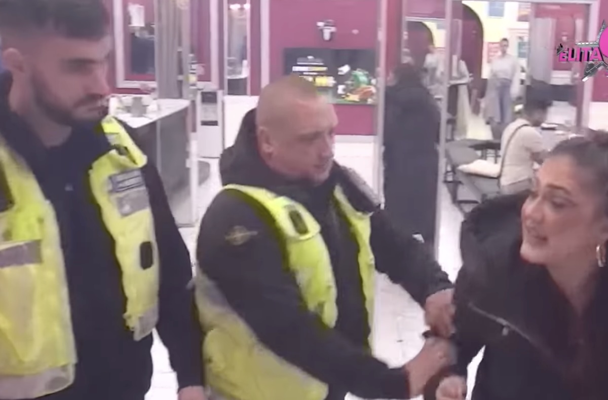 Karambol u Eliti, nezapamćene scene - obezbeđenje nije moglo da ih savlada! Pljunula ga, pa je izveli iz kuće