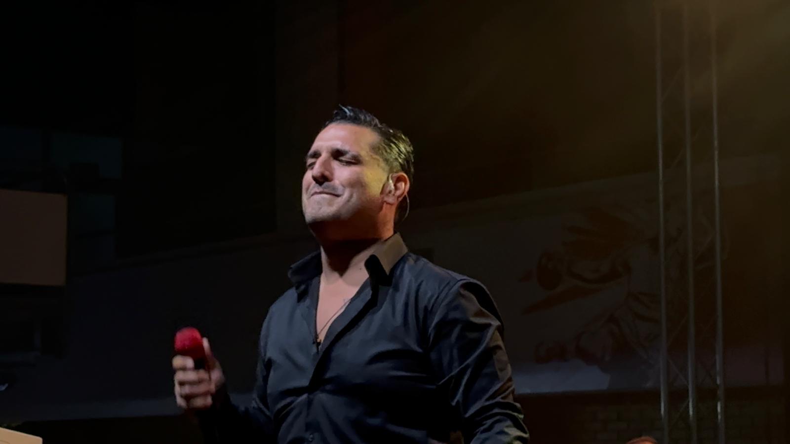 Darko Lazić posvetio pesmu pokojnom bratu, svaka reč boli, u publici brišu suze: "Pevaću je dok sam živ"