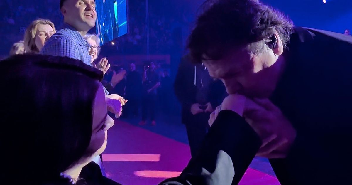 Zdravko Čolić sišao sa bine, pa pred krcatom Zetrom poljubio ruku Milici Pavlović! 