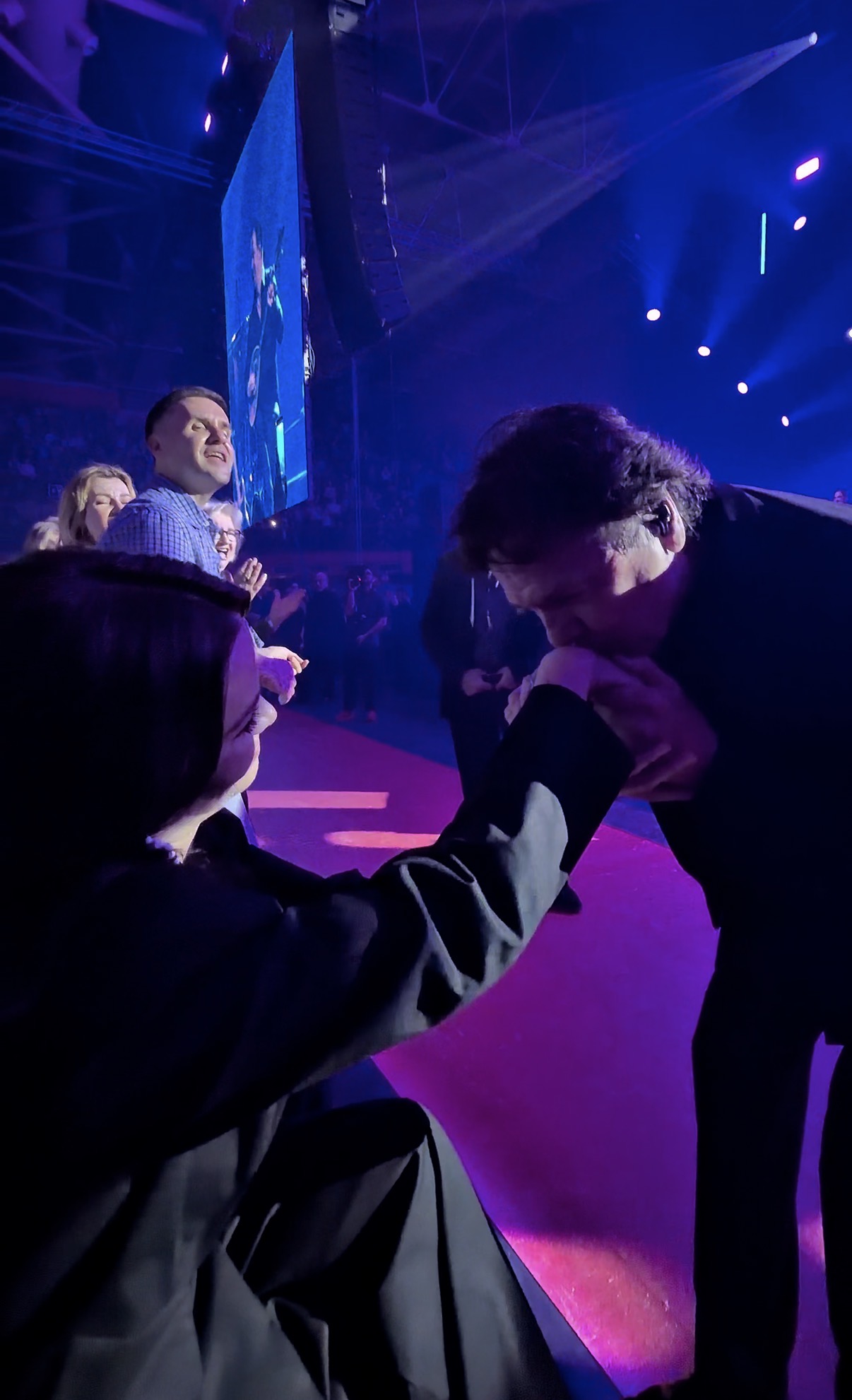 Zdravko Čolić sišao sa bine, pa pred krcatom Zetrom poljubio ruku Milici Pavlović! "E, sad mogu da umrem..."