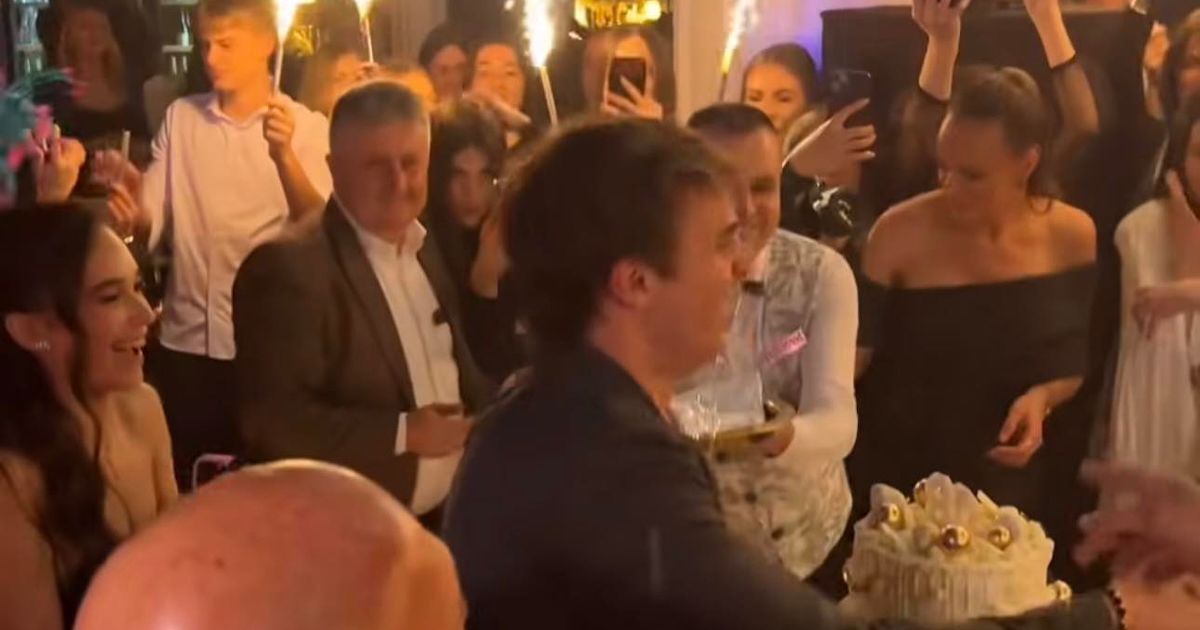 Mili proslavio sinu punoletstvo! Slavljenik prskao goste šampanjcem, torta na 3 sprata, a igračice kao iz Ria