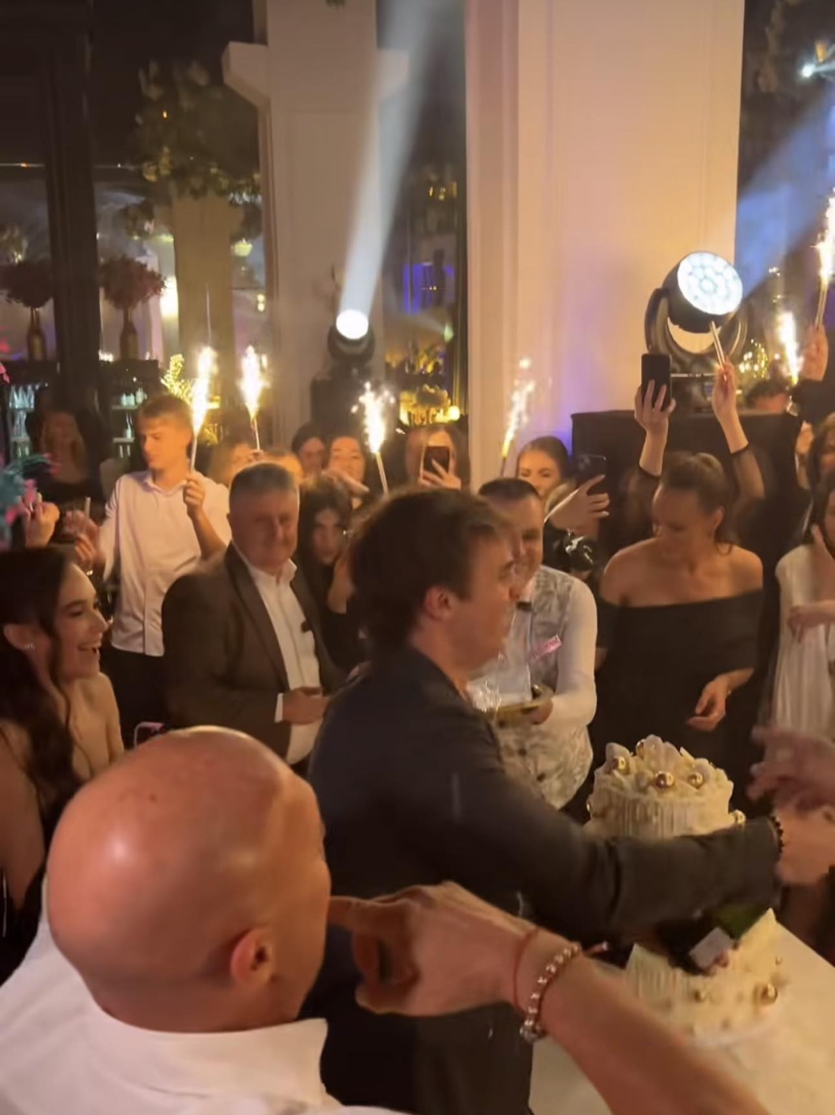 Mili proslavio sinu punoletstvo! Slavljenik prskao goste šampanjcem, torta na 3 sprata, a igračice kao iz Ria