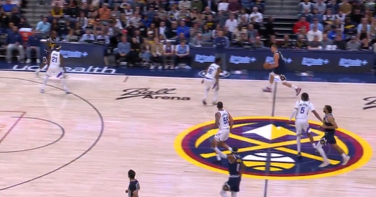 Pogledajte neverovatnu trojku Jokića: Navijači se hvatali za glavu, nisu mogli da veruju šta je pogodio