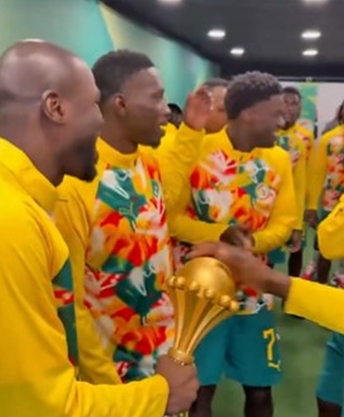 Ovo je najveći fudbalski hit! Sramno im oduzeli trofej, Sengalci izašli na utakmicu sa istim u rukama!