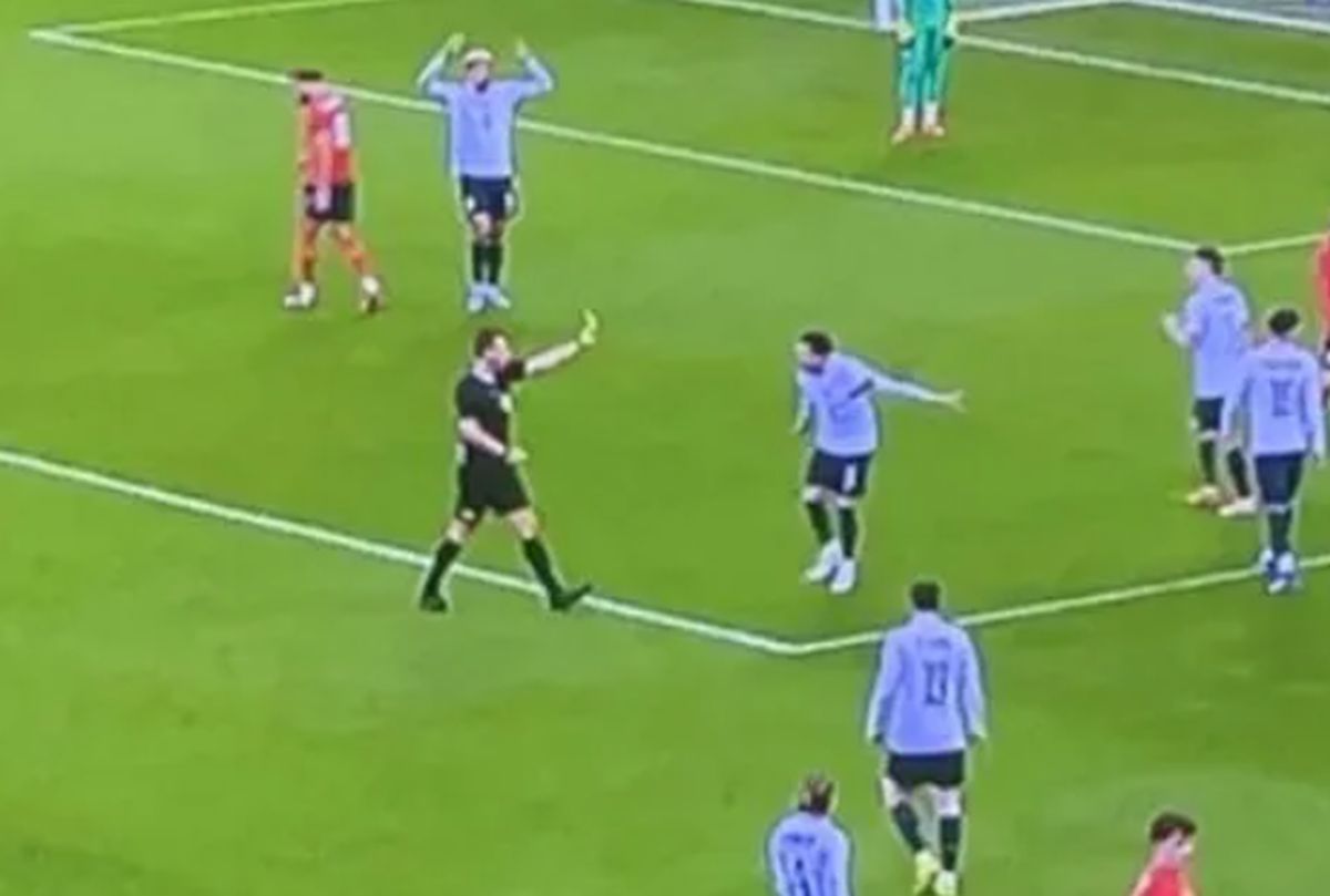 Skandal na Vembliju o kom bruji fudbalski svet: Fudbaler dobio dva žuta kartona, a nije isključen