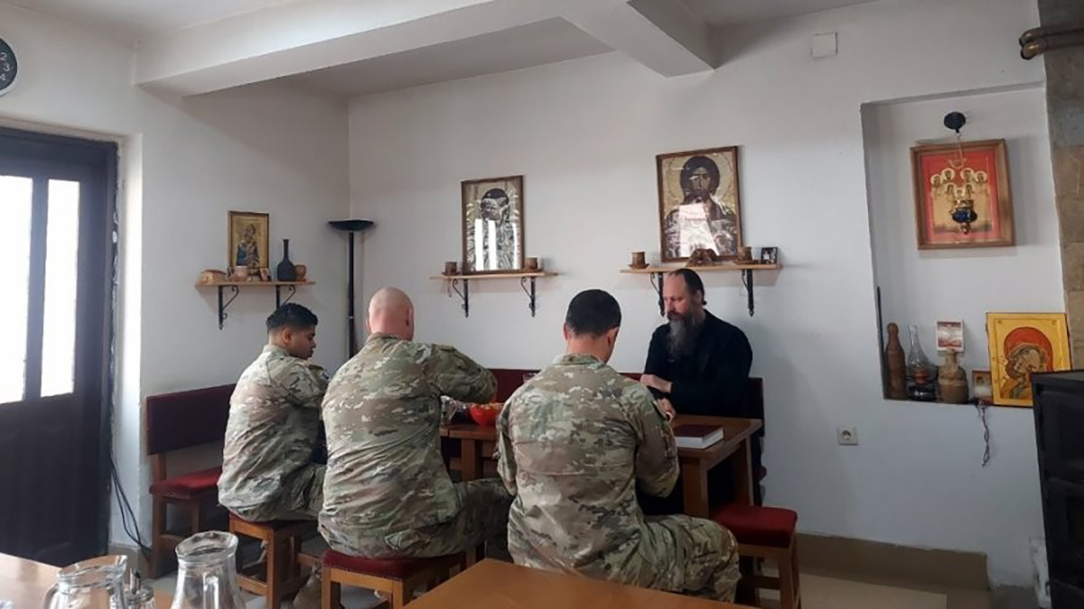 Tri američka vojnika iz KFOR-a prelaze u pravoslavlje: Krstiće se u manastiru na Kosovu i Metohiji