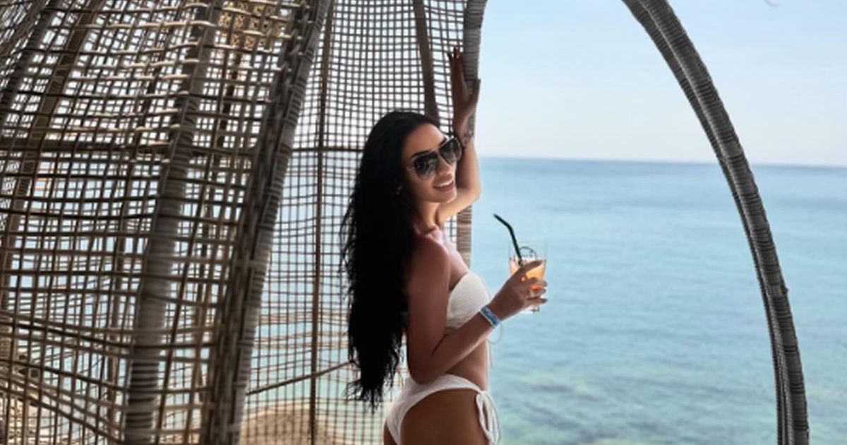 30 godina mlađa supruga našeg kompozitora u izazovnoj pozi na plaži: Podelila sliku u bikiniju 