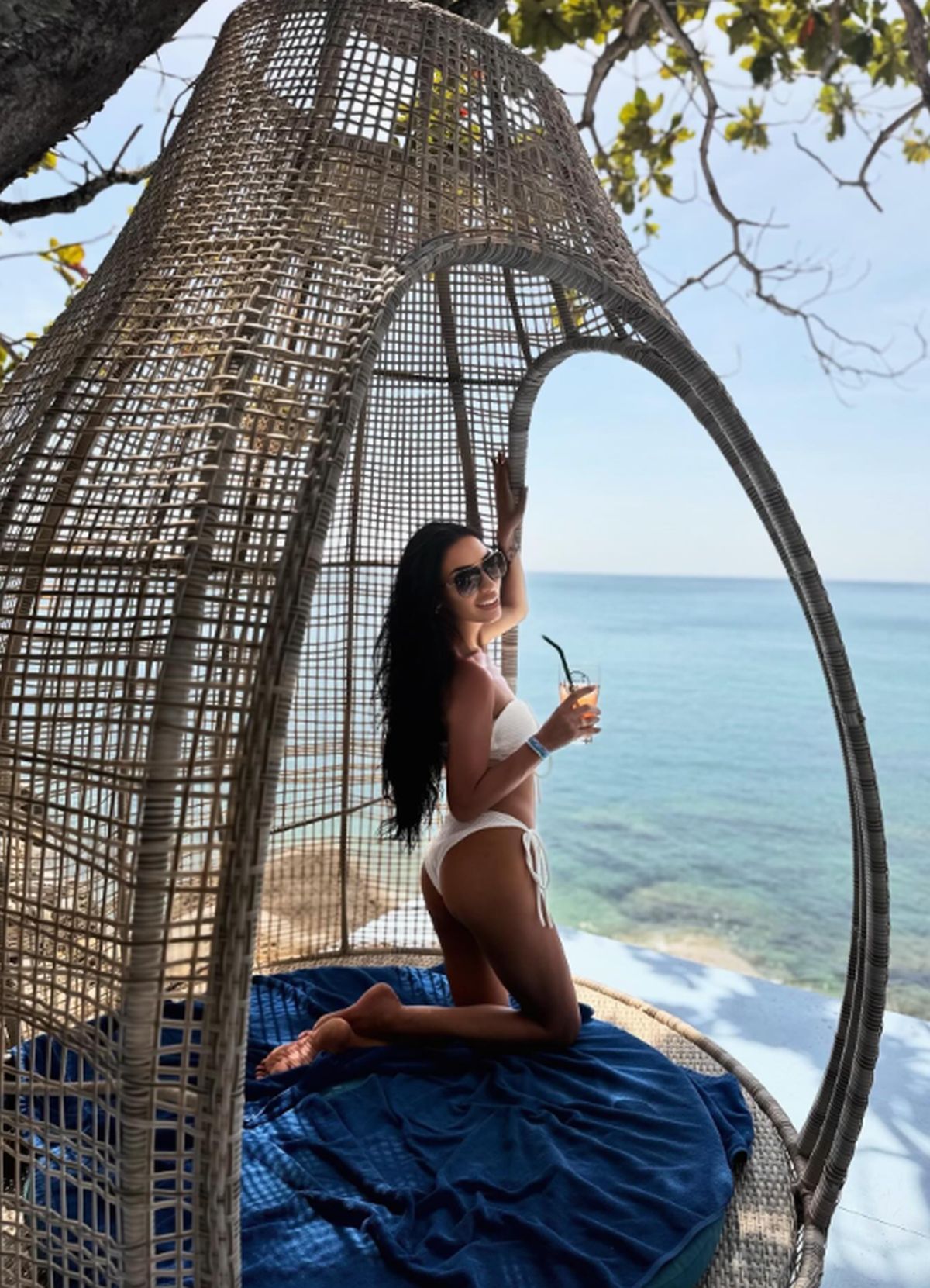 30 godina mlađa supruga našeg kompozitora u izazovnoj pozi na plaži: Podelila sliku u bikiniju "Nedostaje"