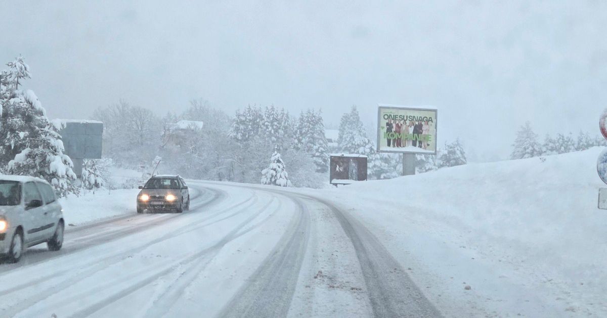 Zlatibor zavejan, palo 20 cm snega: 12 ekipa sa kamionima na terenu, ovo su SLIKE S LICA MESTA