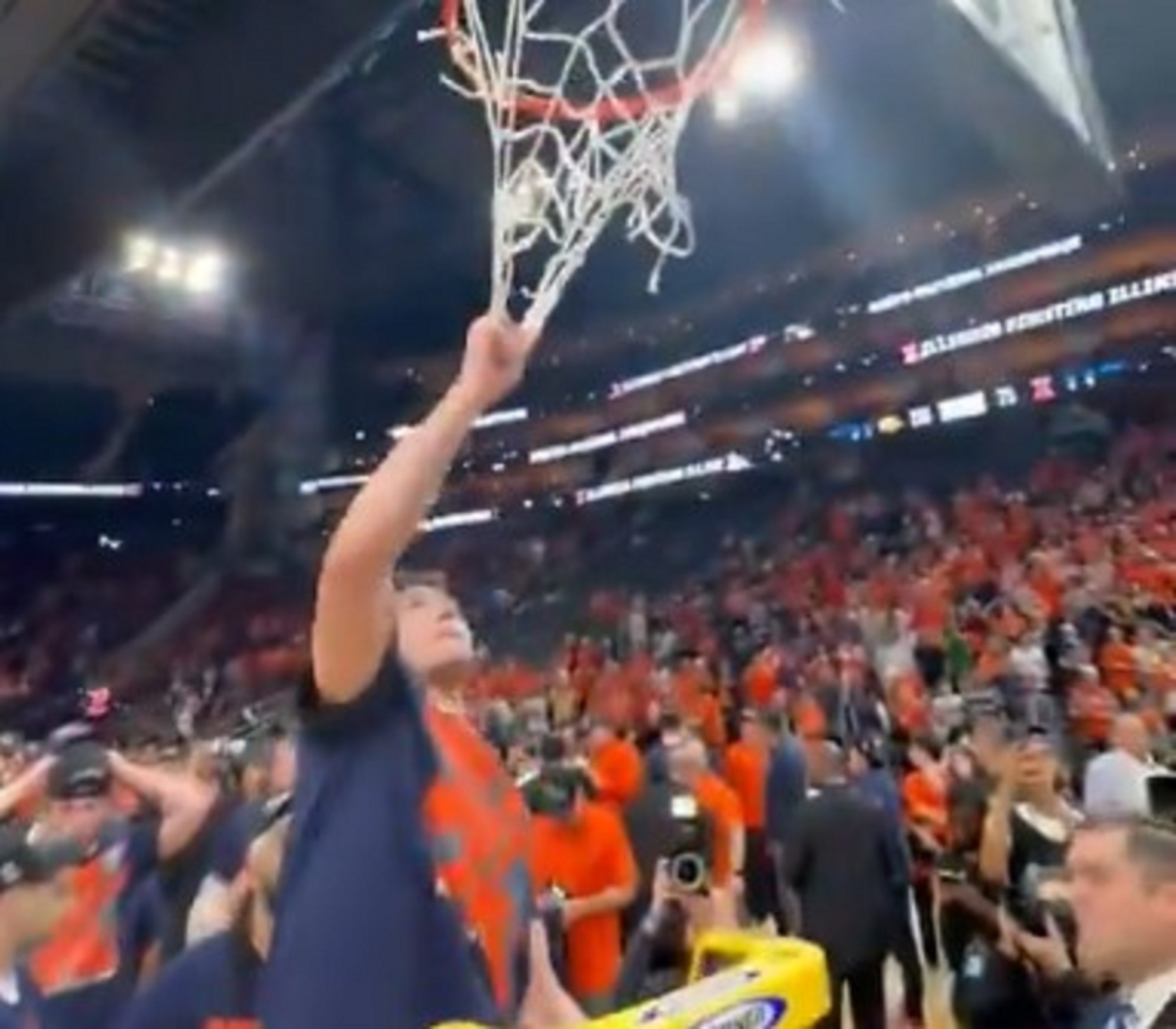 Crnogorski košarkaš nasmejao celu Ameriku: Hteo da skine mrežicu sa obruča, ali je to pošlo naopako