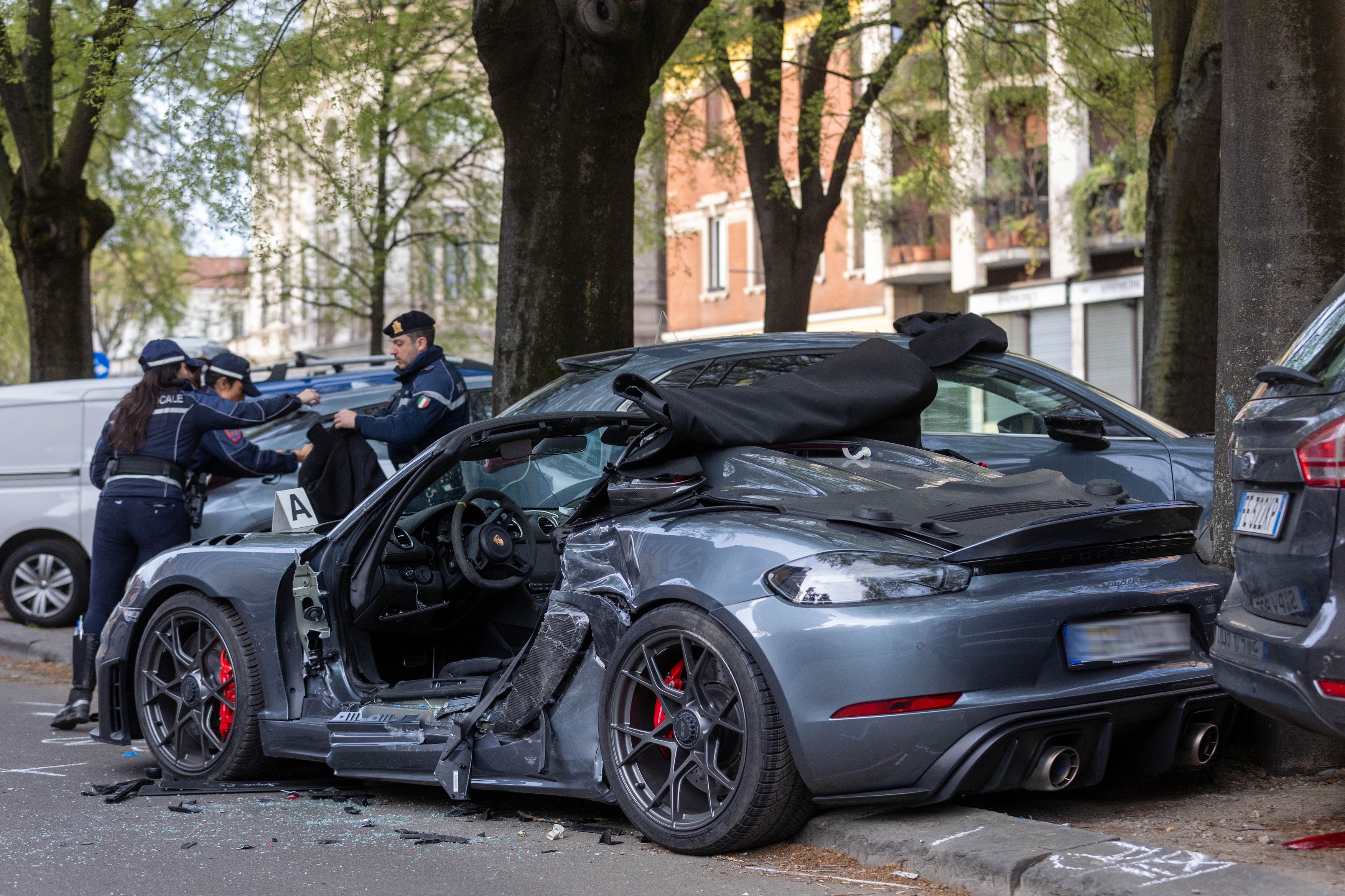 Tragedija u Milanu: Mladić se u besnom "poršeu" zakucao u parkirane automobile, dve saputnice u bolnici