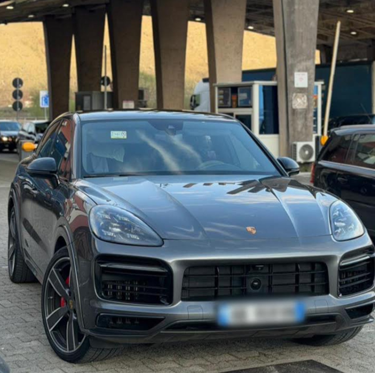 Ne znaju šta ih snašlo... Auto-dileri iz Švajcarske rasprodaju: Porše Kajen GTS za 12.000, Tuareg 10.000 CHF