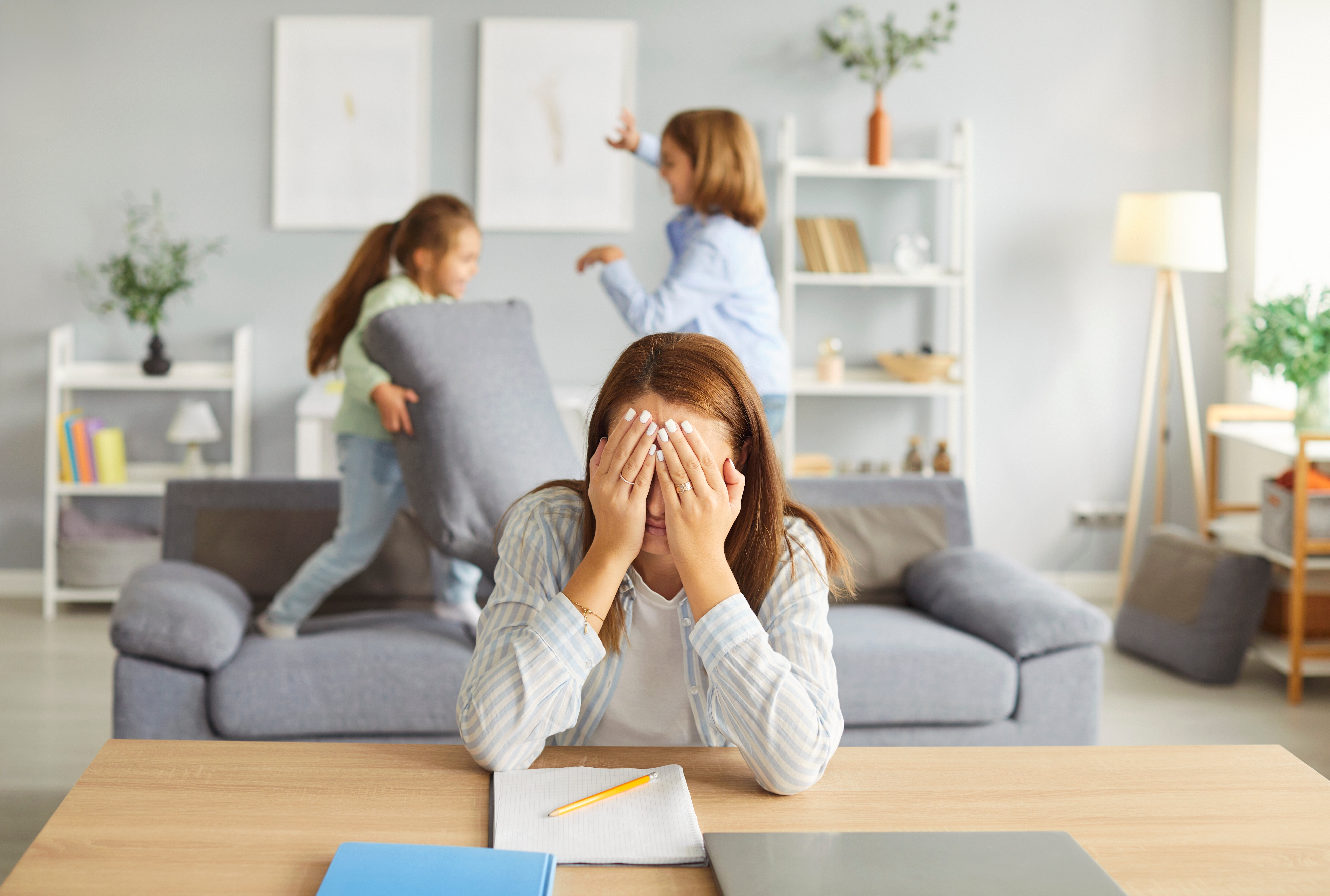 Volim svoju decu, ali zavidim mužu kad ide na posao: Iskrena ispovest majke o kojoj se ćuti