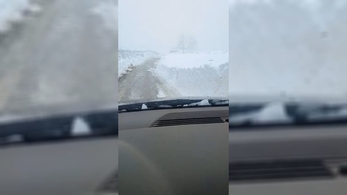 Neverovatne zimske slike iz sela Polom: Snežni nanosi viši od metra, meštani se jedva probijaju do kuća
