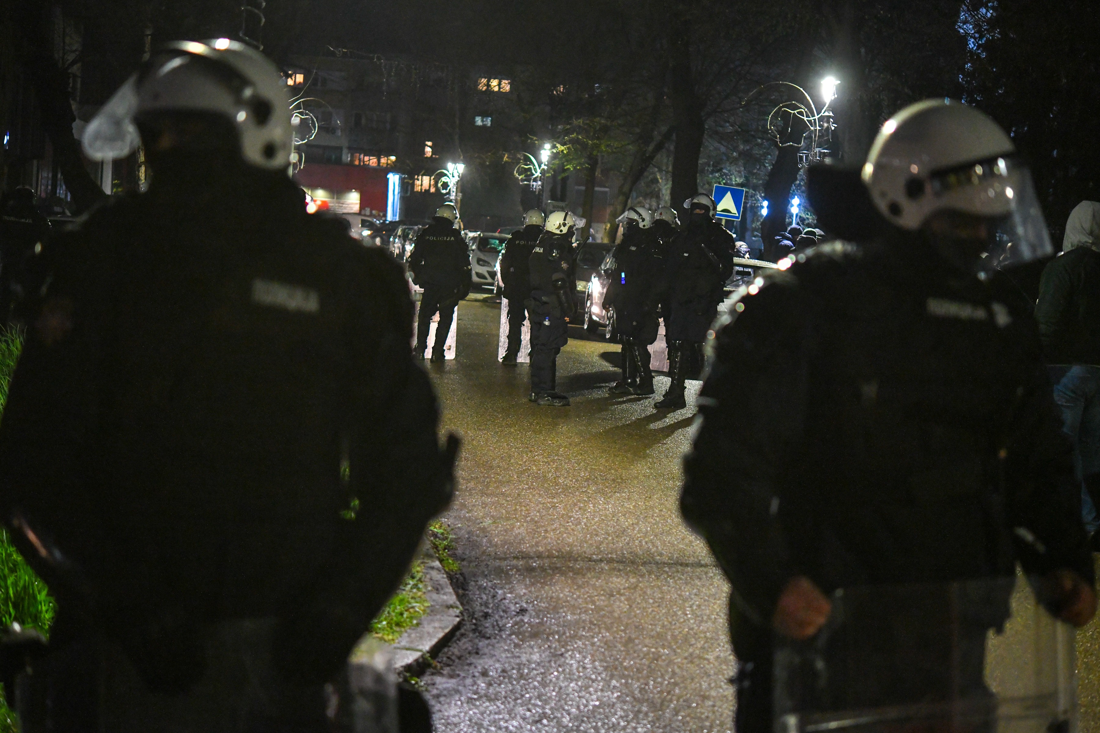 Žandarmerija razdvaja pristalice SNS i opozicije nakon zatvaranja biračkih mesta