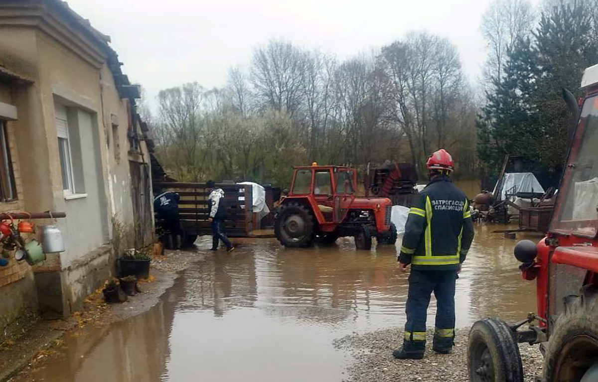 Oglasio se MUP o nevremenu koje je paralisalo Srbiju: Reke prete izlivanjem, službe u punoj pripravnosti!