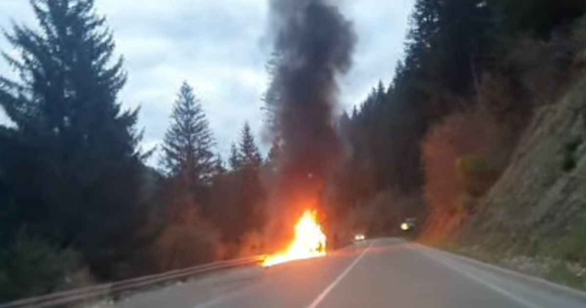 Buktinja na putu kod Užica: Zapalio se automobil u pokretu