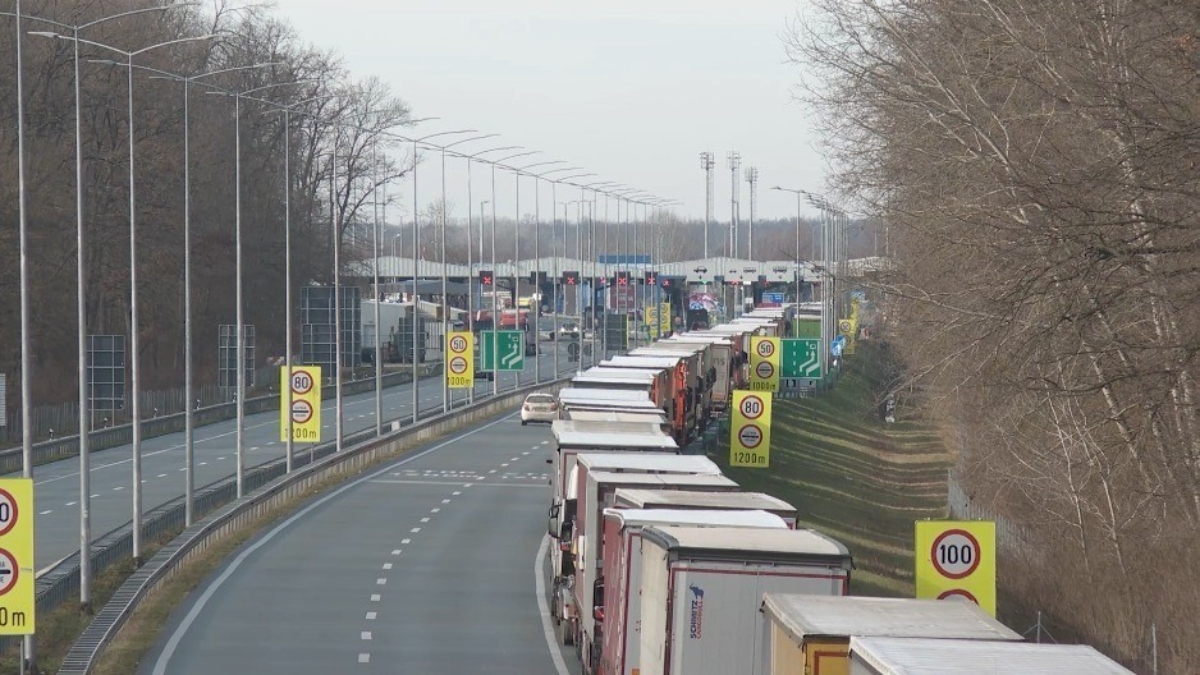 Kolaps na granicama: Kamioni čekaju i 5 sati, vozači zarobljeni, u nekim delovima saobraćaj OBUSTAVLJEN