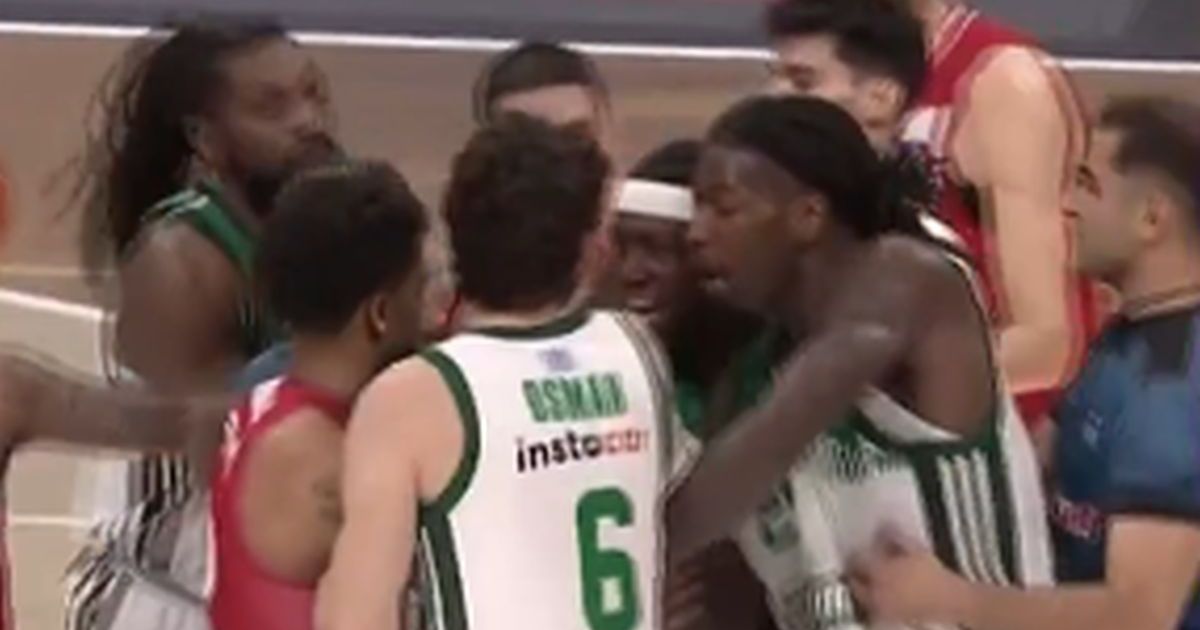 Tuča i pocepani dresovi u derbiju Grčke! Kendrik Nan glavom udario Dorsija, Lesor poludeo kao nikad