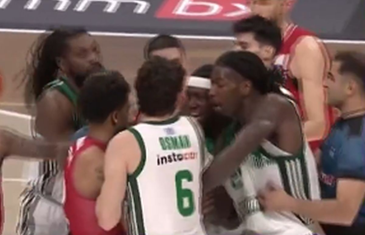 Tuča i pocepani dresovi u derbiju Grčke! Kendrik Nan glavom udario Dorsija, Lesor poludeo kao nikad