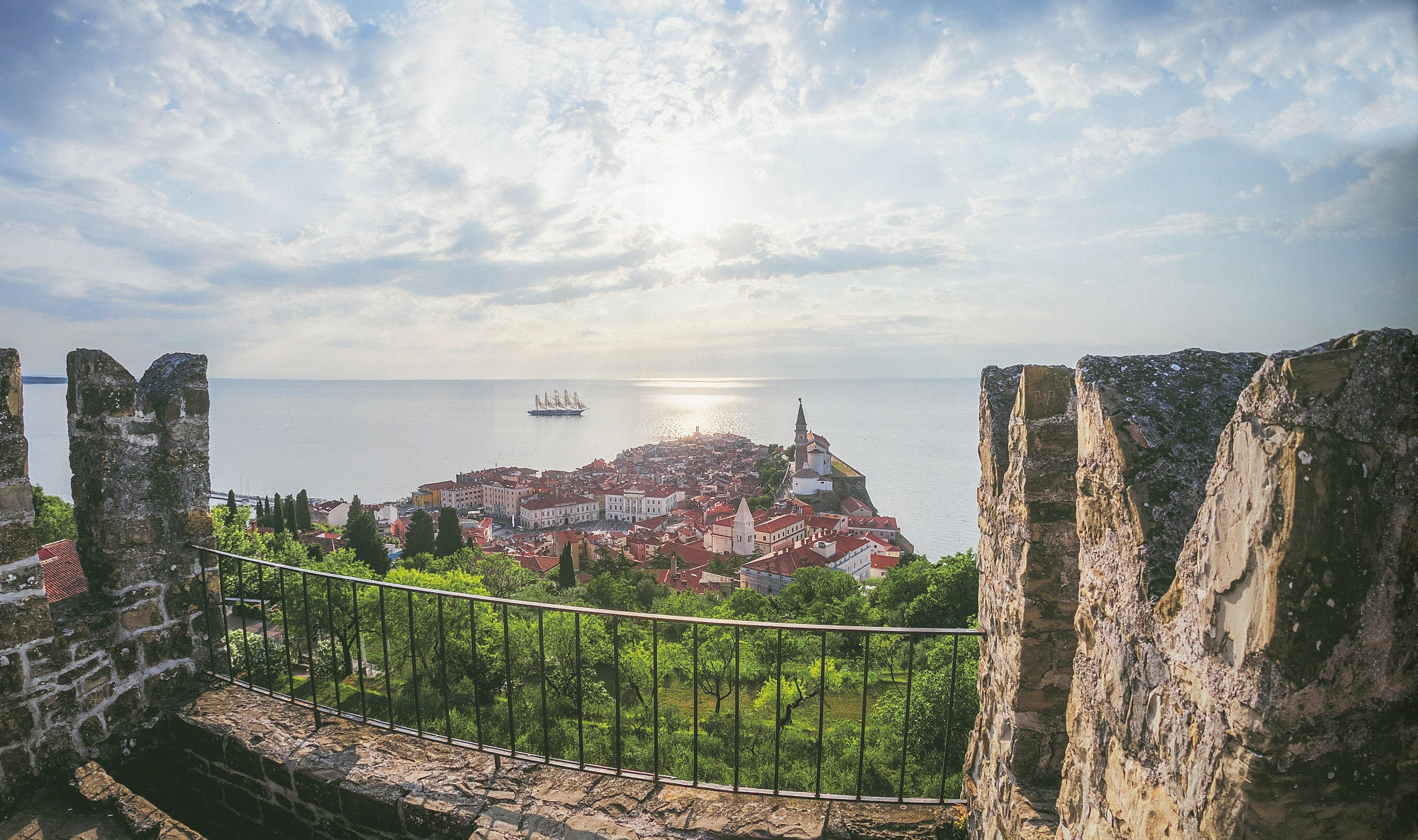 Zašto je Slovenska Istra čarobna? Ručak s pogledom na zaliv ne košta ni 50€, a jedno posebno mami turiste