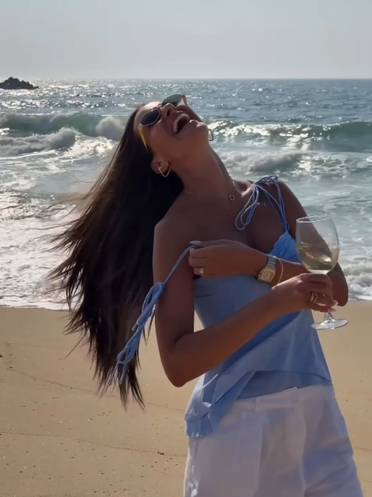 Preplanuloj Dragani Kosjerini spala bretela, ona počela zavodljivo da se smeje: "Za nekoliko meseci..."