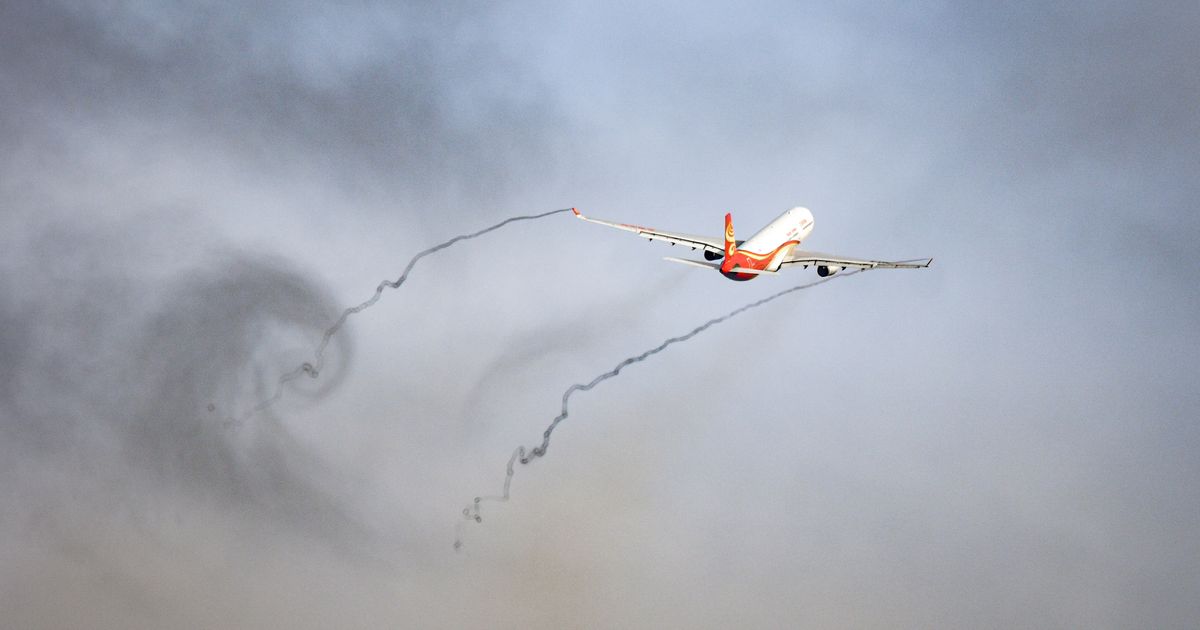 ZASTRAŠUJUĆ SNIMAK! Avionu eksplodirao motor tokom poletanja, morao prinudno da sleti!